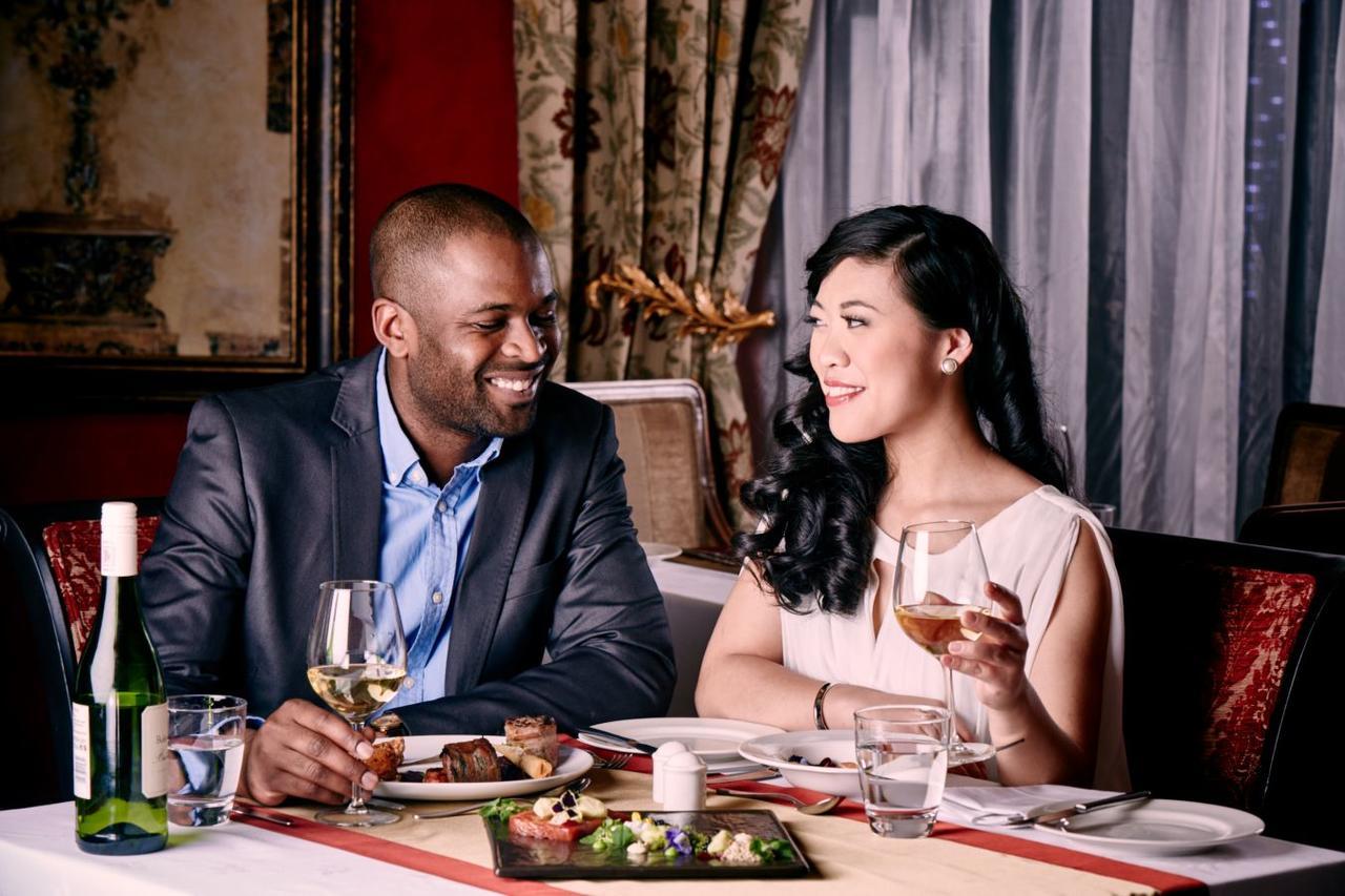 Peermont Metcourt Suites At Emperors Palace Кемптън Парк Екстериор снимка