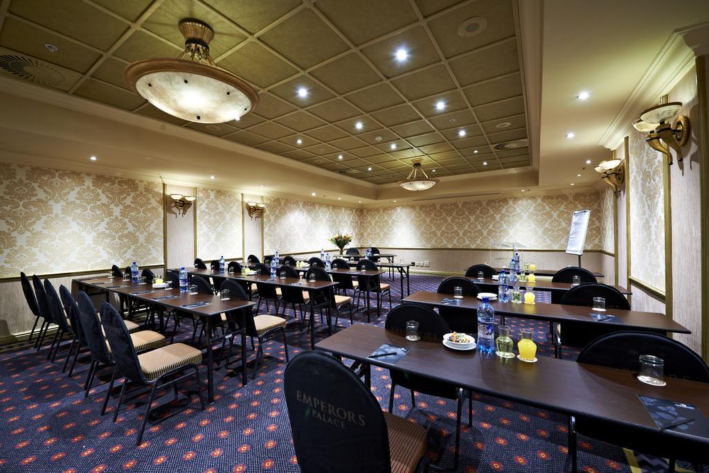 Peermont Metcourt Suites At Emperors Palace Кемптън Парк Екстериор снимка